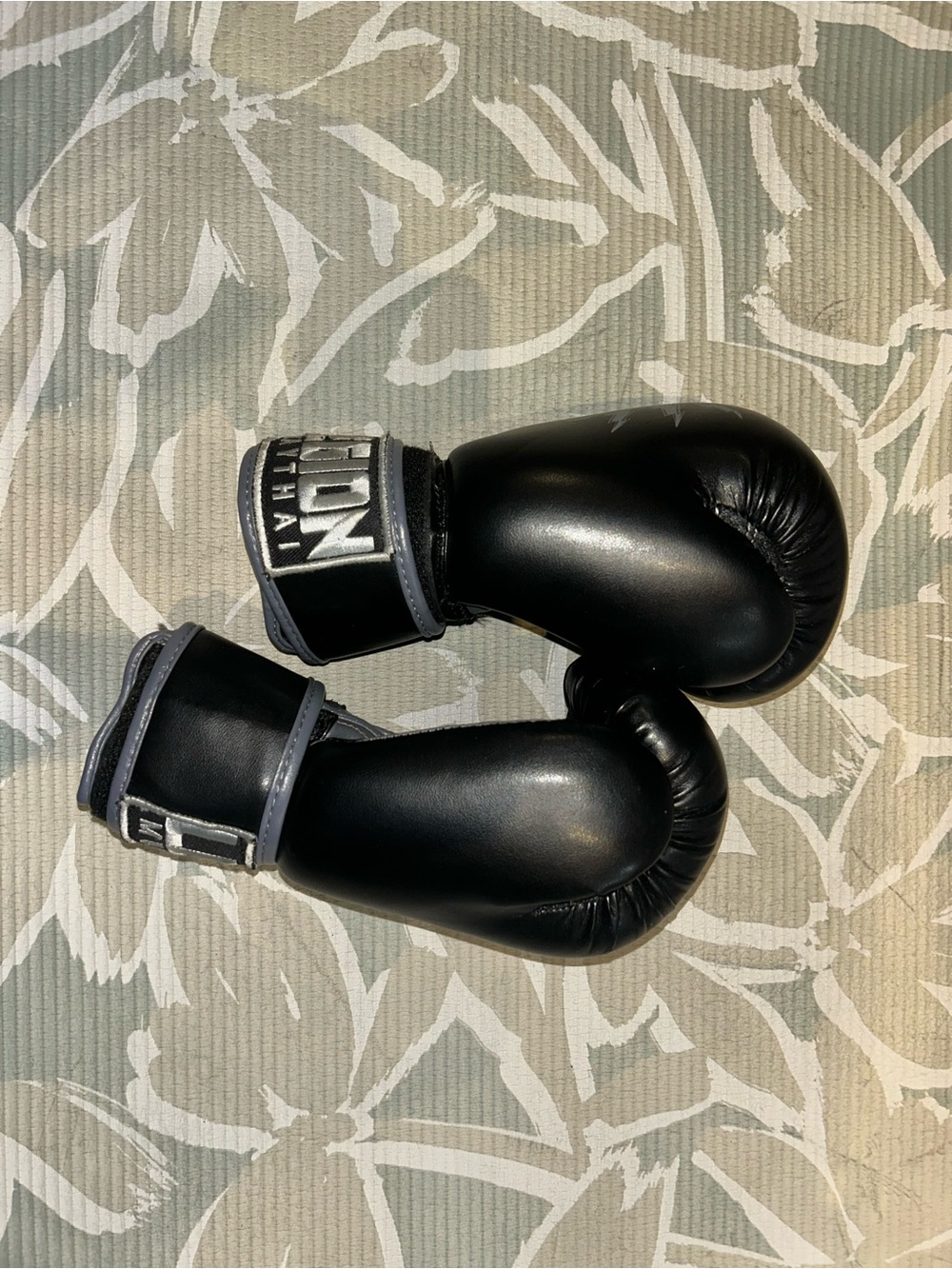 Everlast Black kids Boxing Gloves with Gray Trim